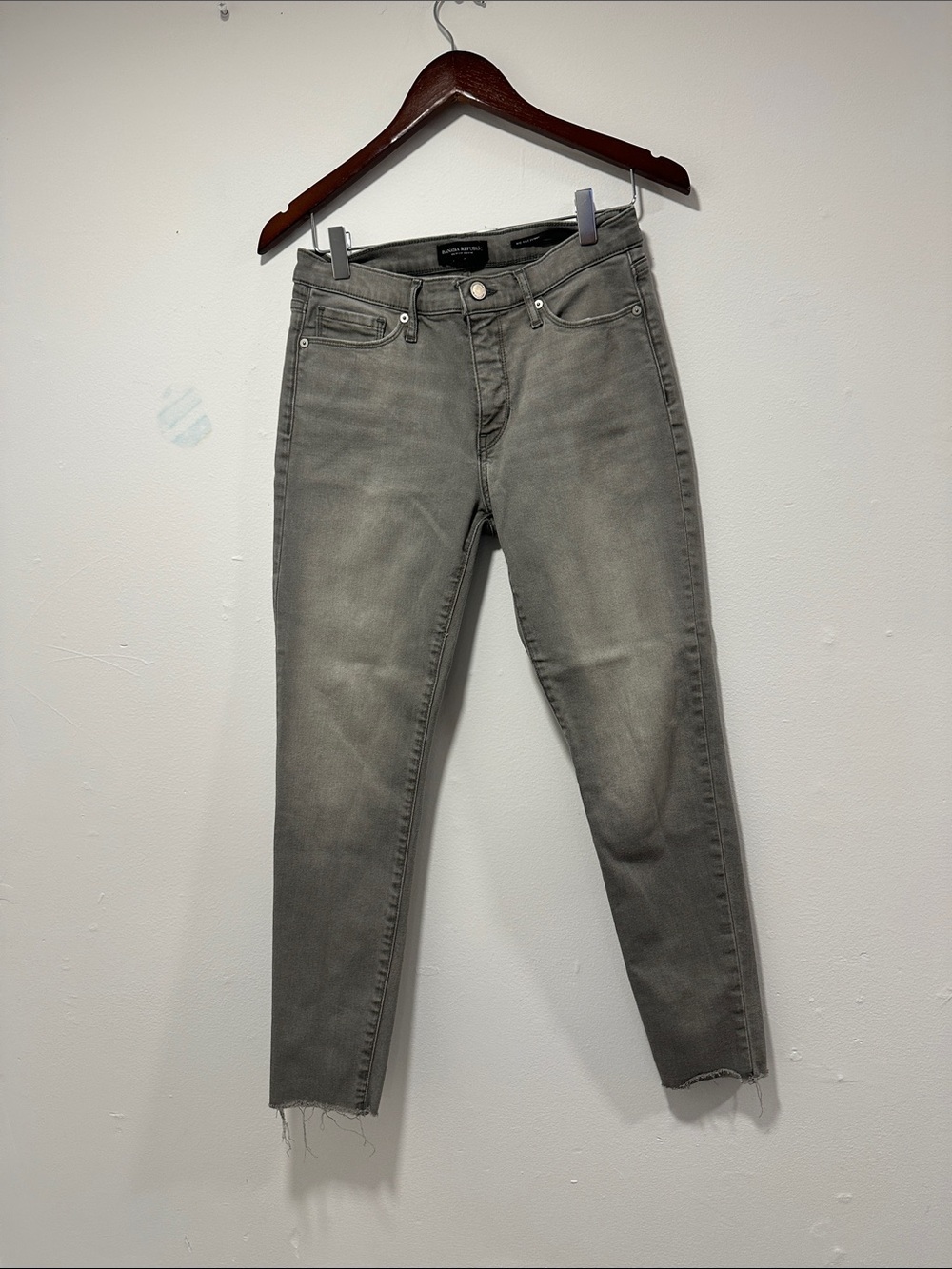 Banana Republic Washed Gray Cropped Ankle Jeans 083